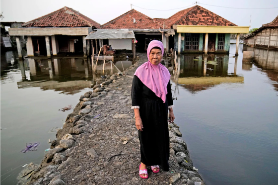 Những ngôi làng đang chìm dần vì nước biển dâng ở Indonesia